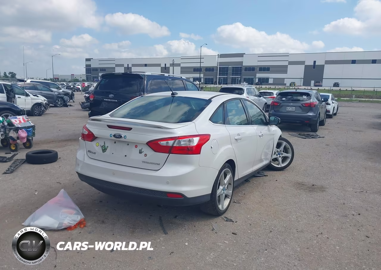 2012 Ford Focus Titanium VIN:1FAHP3J23CL139838 - 4