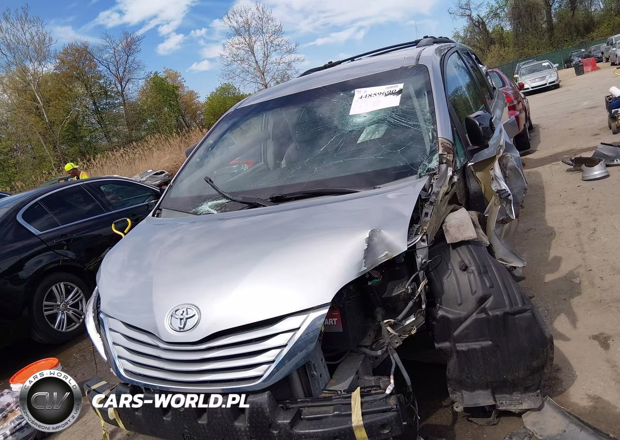 2015 Toyota Sienna Le 8 Passenger VIN:5TDKK3DC2FS625837 - 12