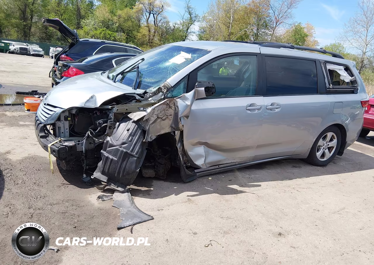 2015 Toyota Sienna Le 8 Passenger VIN:5TDKK3DC2FS625837 - 17