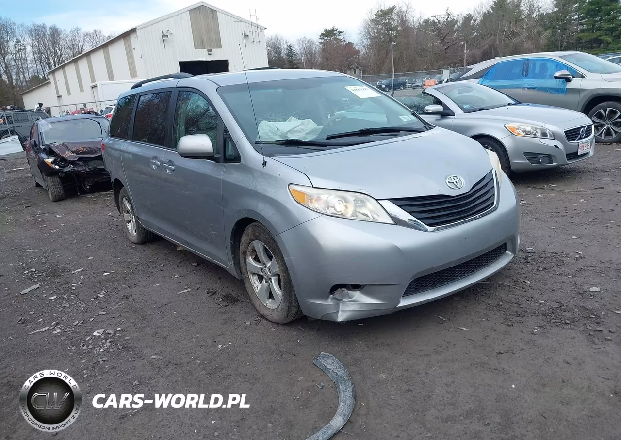 2012 Toyota Sienna Le V6 8 Passenger