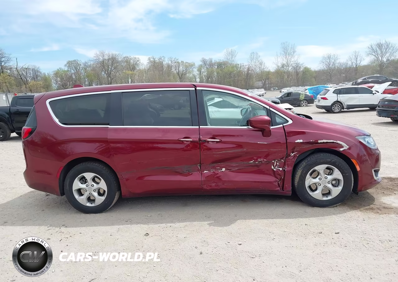 2018 Chrysler Pacifica Hybrid Touring Plus VIN:2C4RC1H78JR118598 - 13