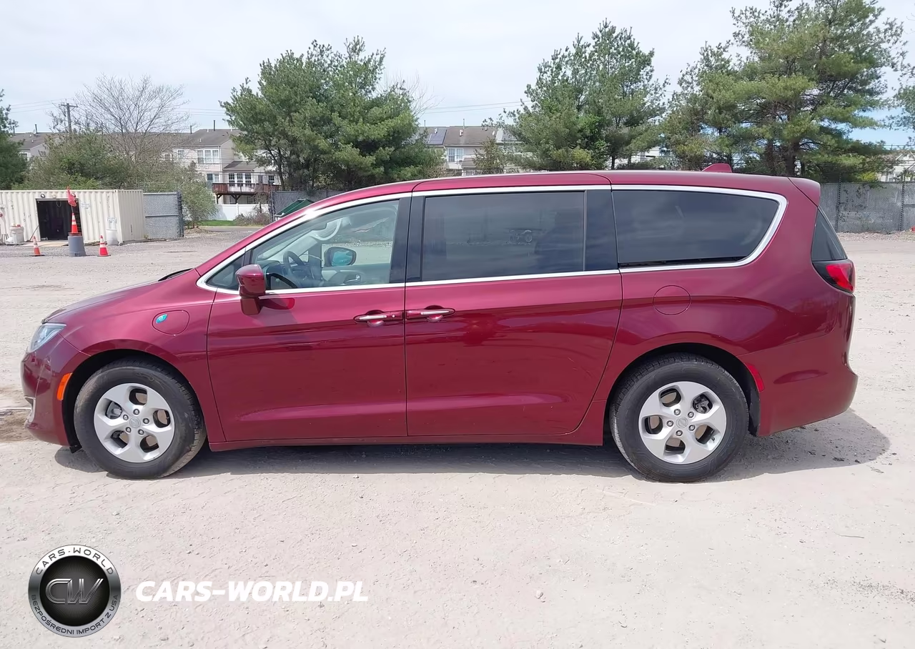 2018 Chrysler Pacifica Hybrid Touring Plus VIN:2C4RC1H78JR118598 - 14