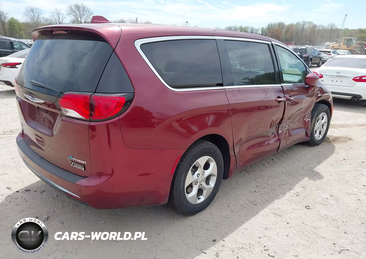 2018 Chrysler Pacifica Hybrid Touring Plus VIN:2C4RC1H78JR118598 - 4