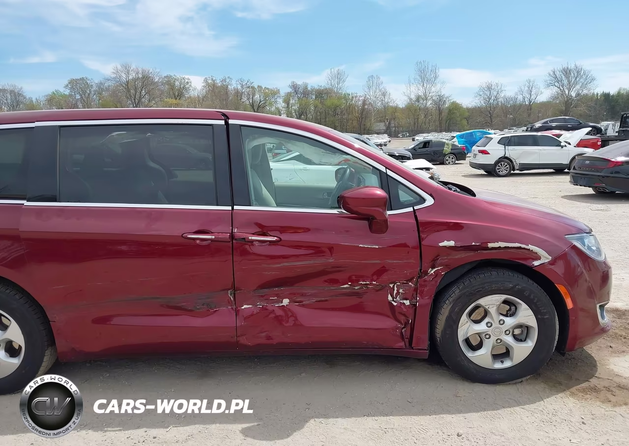 2018 Chrysler Pacifica Hybrid Touring Plus VIN:2C4RC1H78JR118598 - 6