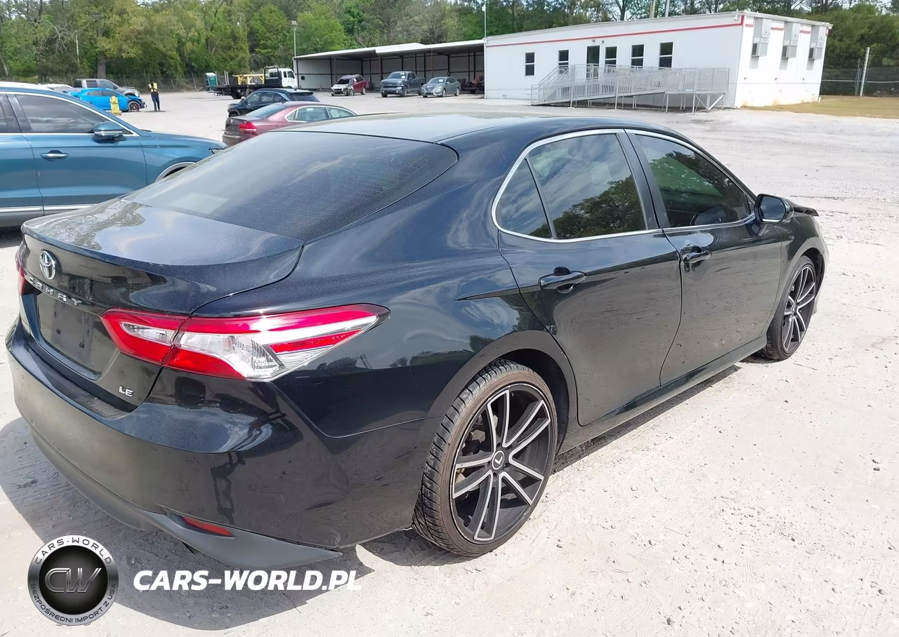 2018 Toyota Camry Le VIN:JTNB11HK5J3006230 - 4