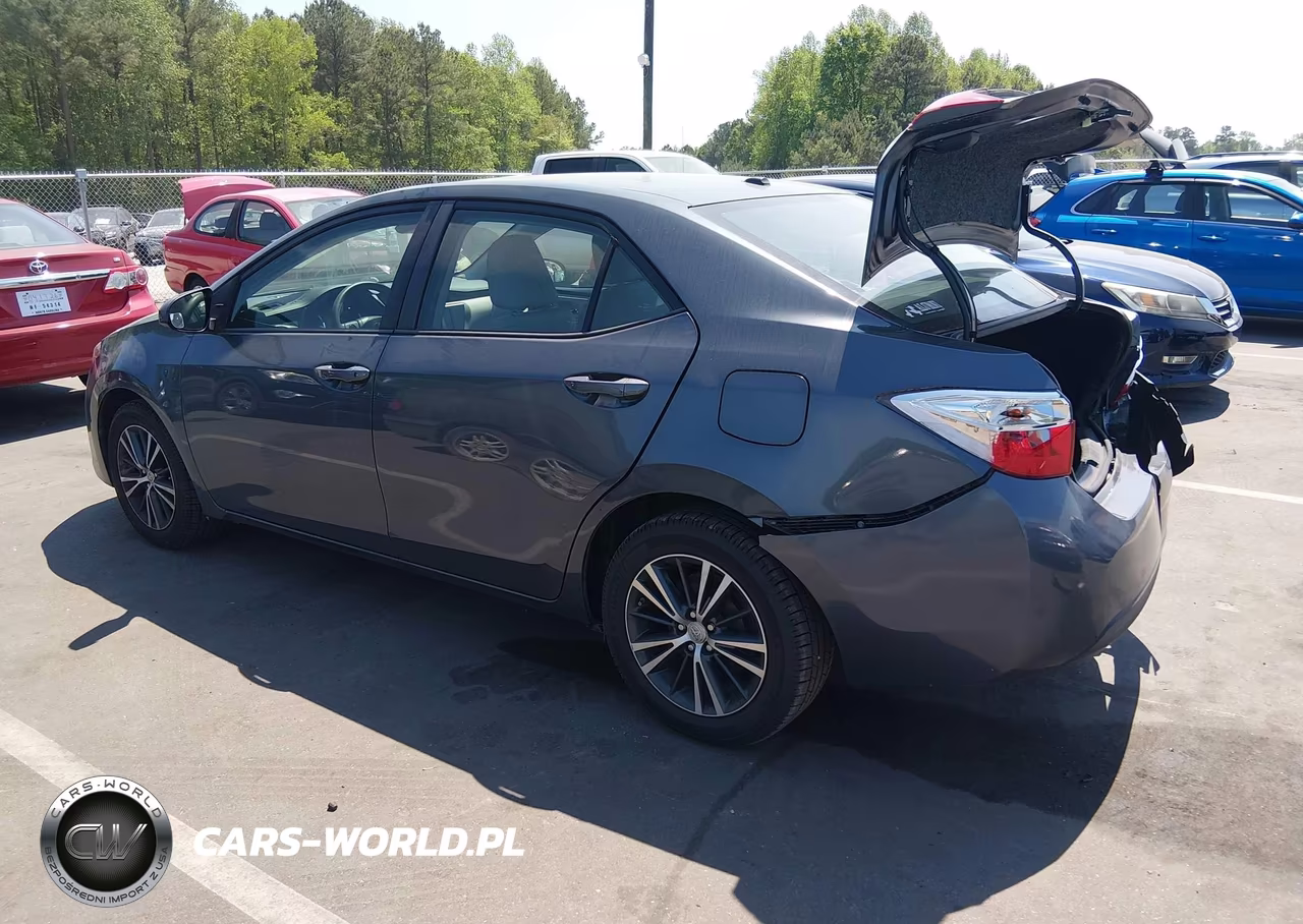 2018 Toyota Corolla Le VIN:5YFBURHE6JP835299 - 3