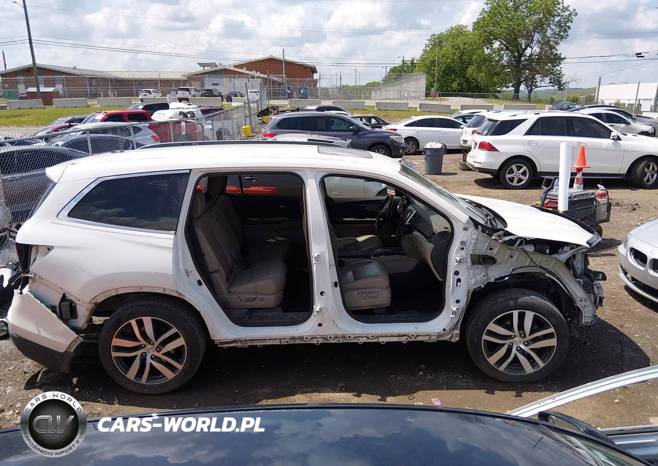 2018 Honda Pilot Touring VIN:5FNYF5H93JB011272 - 14