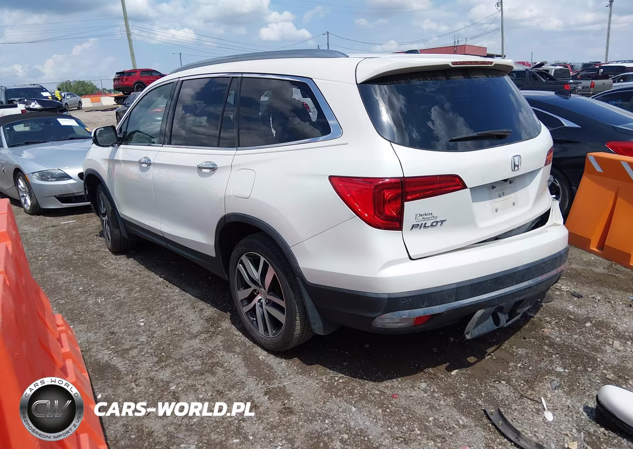 2018 Honda Pilot Touring VIN:5FNYF5H93JB011272 - 3