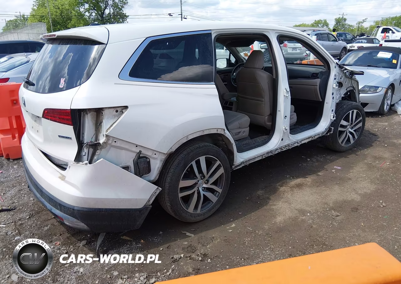 2018 Honda Pilot Touring VIN:5FNYF5H93JB011272 - 4