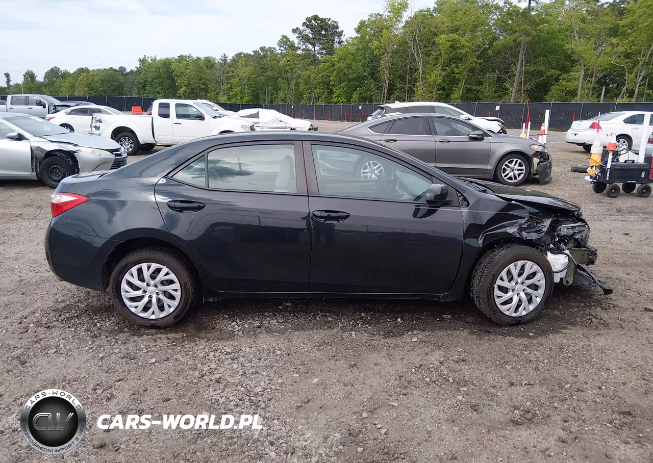 2018 Toyota Corolla Le VIN:5YFBURHE4JP803645 - 13