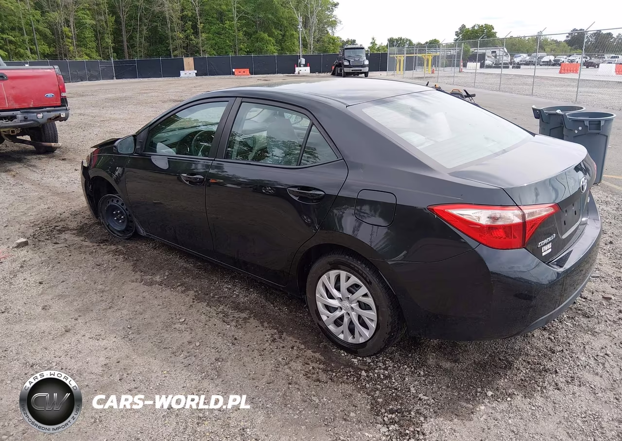 2018 Toyota Corolla Le VIN:5YFBURHE4JP803645 - 3