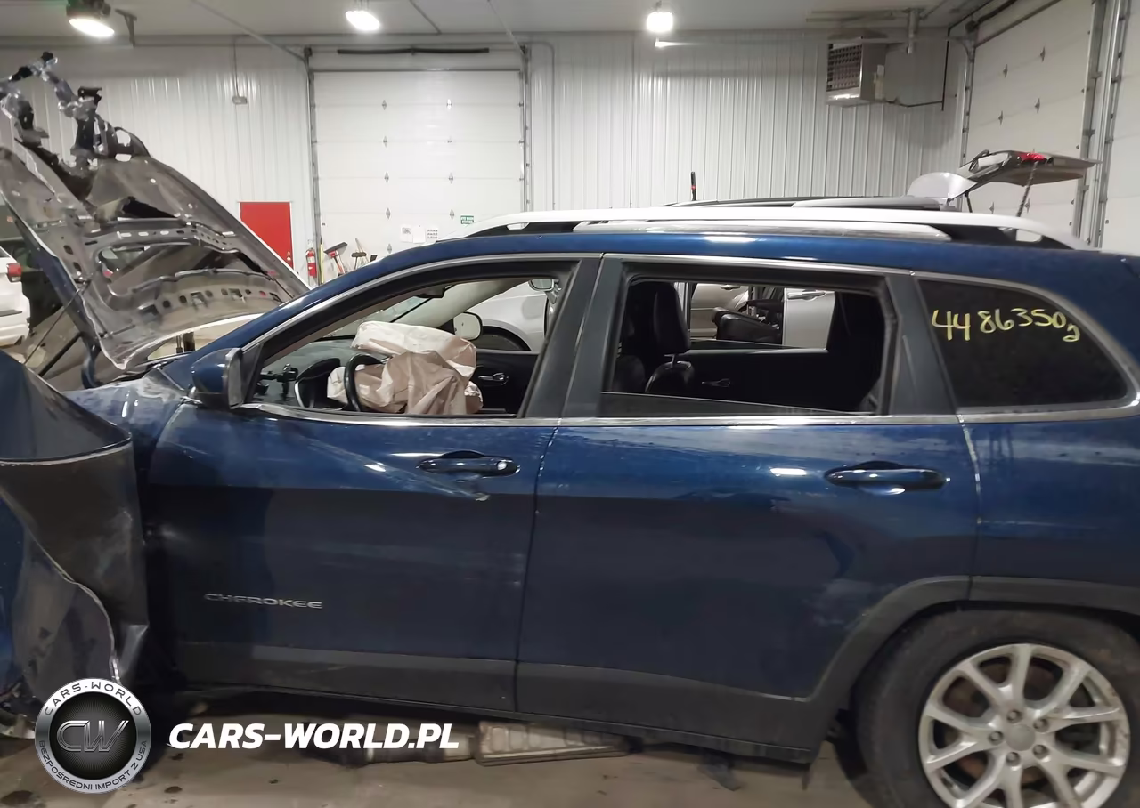 2018 Jeep Cherokee Latitude Plus 4X4 VIN:1C4PJMLB8JD578972 - 15