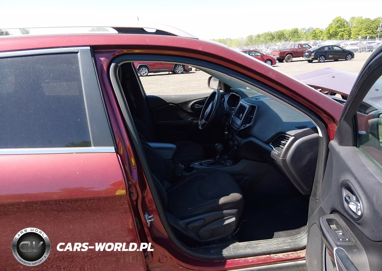 2019 Jeep Cherokee Latitude 4X4 VIN:1C4PJMCX4KD233418 - 5