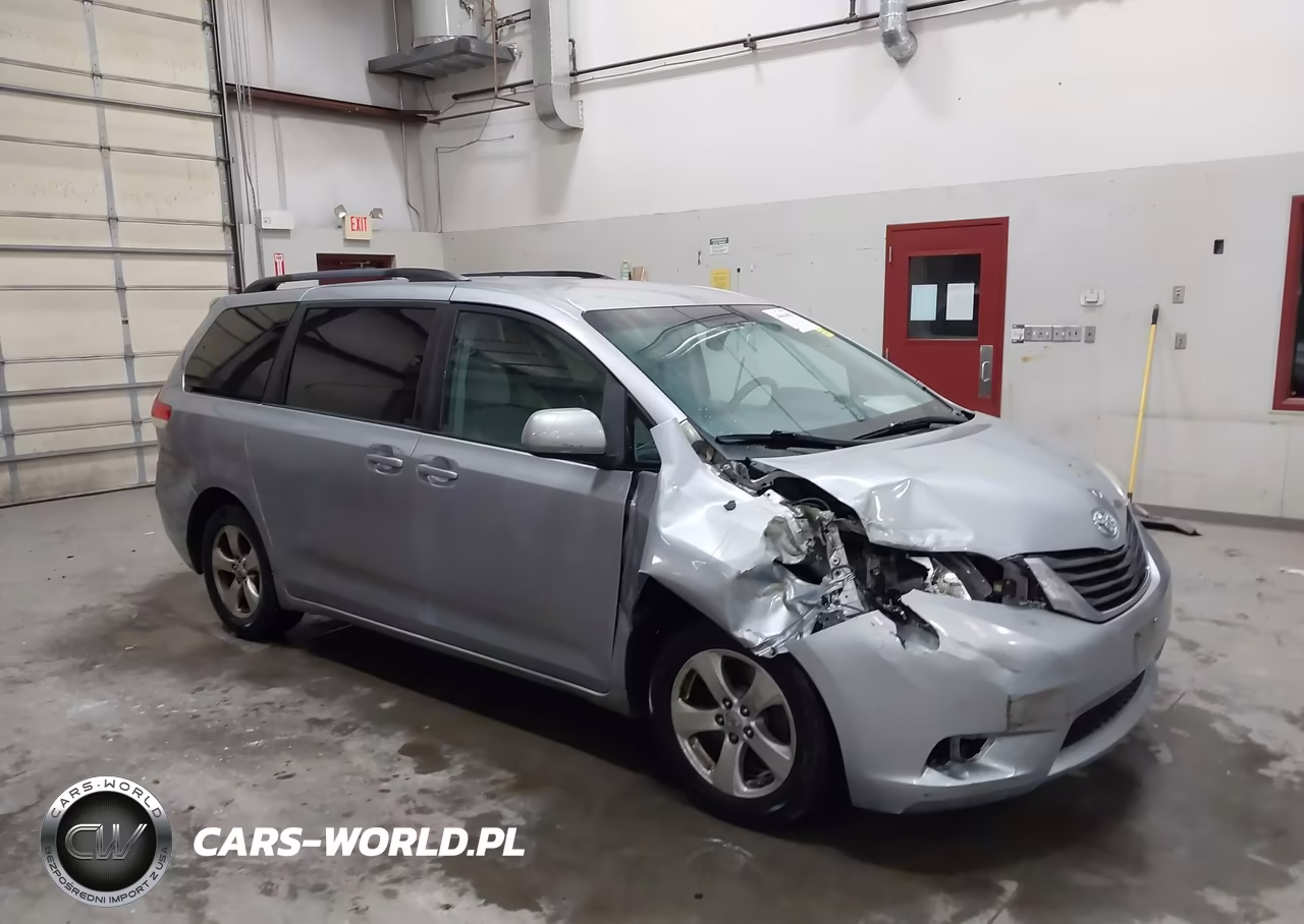 2012 Toyota Sienna Le V6 8 Passenger