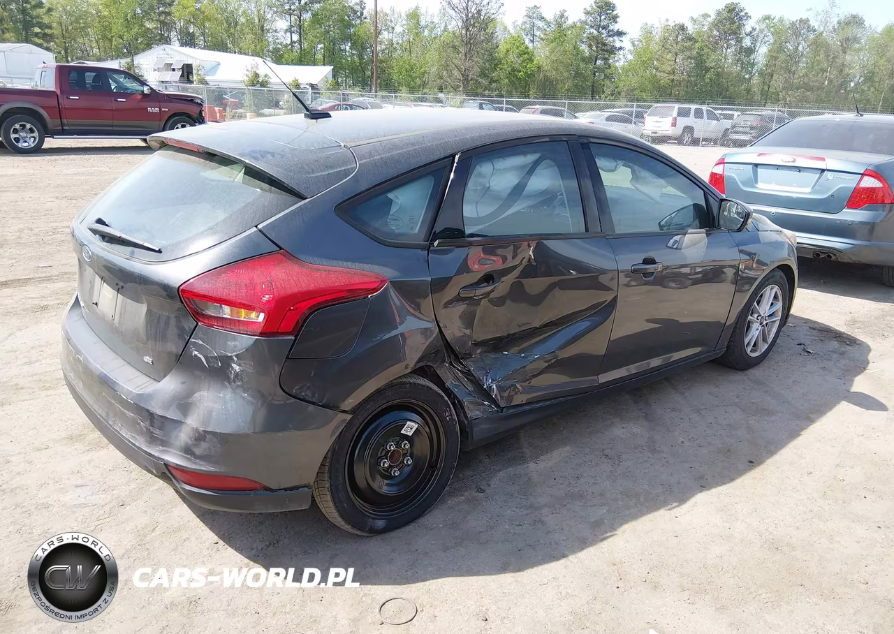 2017 Ford Focus Se VIN:1FADP3K28HL331647 - 4