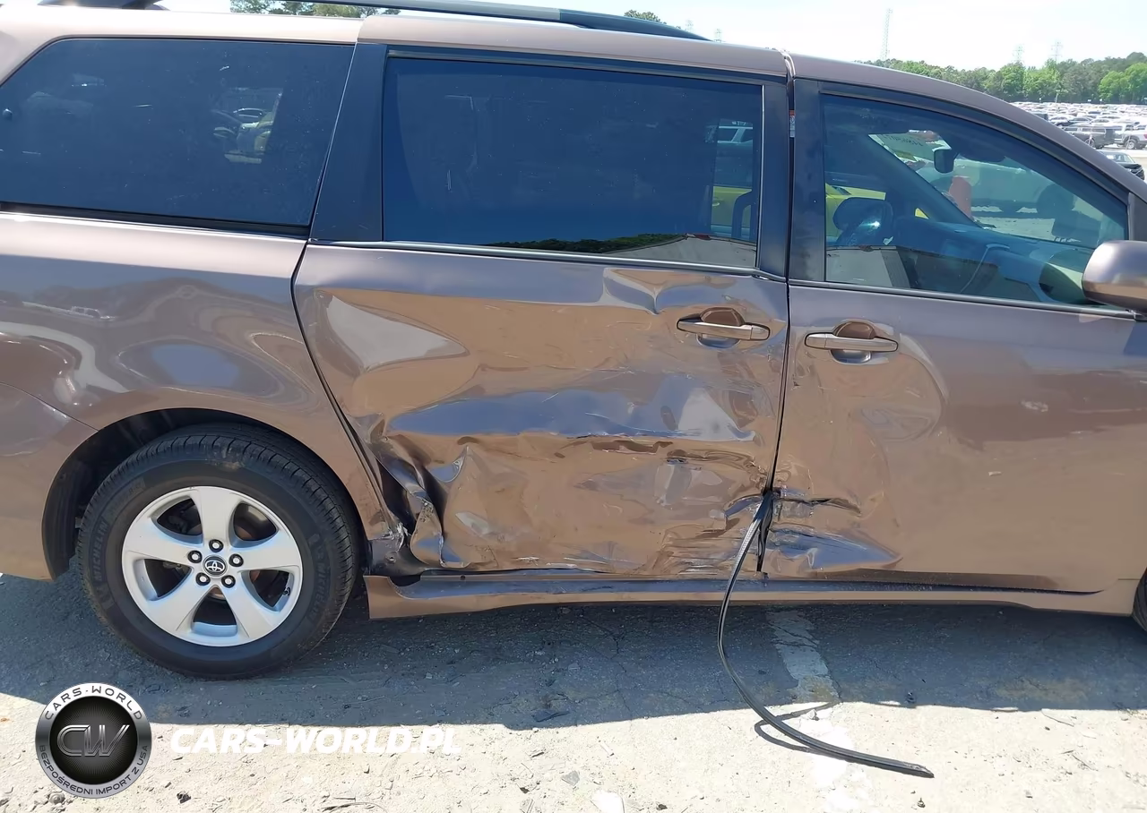 2018 Toyota Sienna Le 8 Passenger VIN:5TDKZ3DC5JS964077 - 17