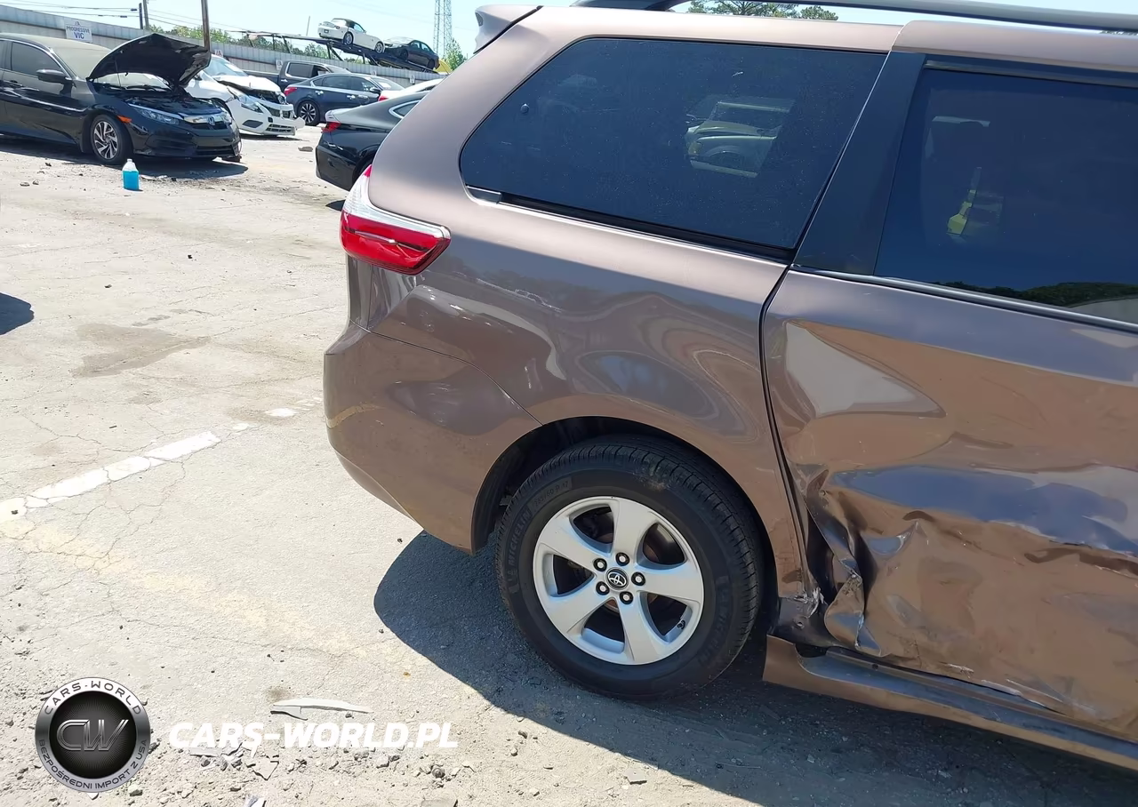 2018 Toyota Sienna Le 8 Passenger VIN:5TDKZ3DC5JS964077 - 19
