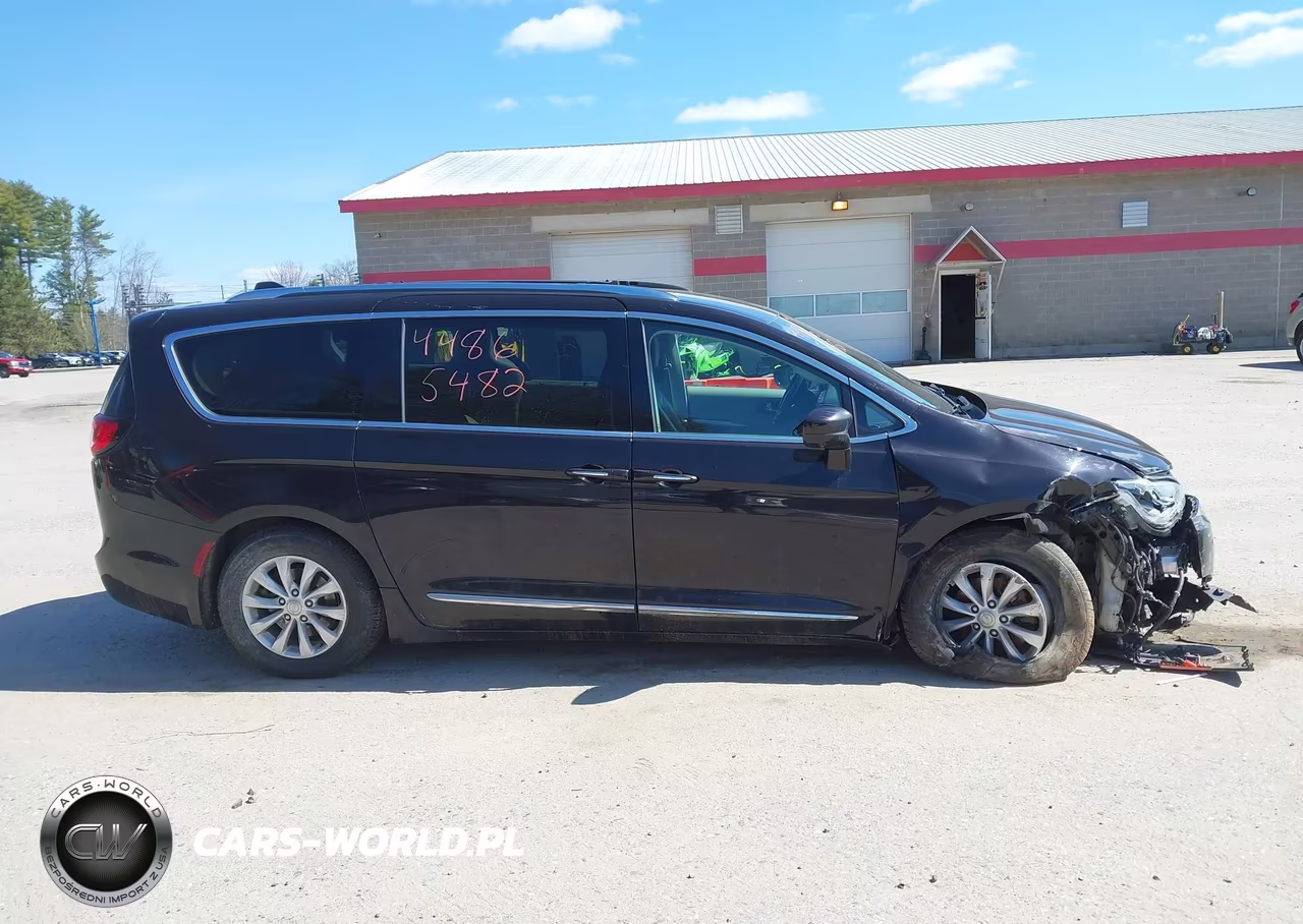 2019 Chrysler Pacifica Touring L VIN:2C4RC1BG9KR555245 - 12