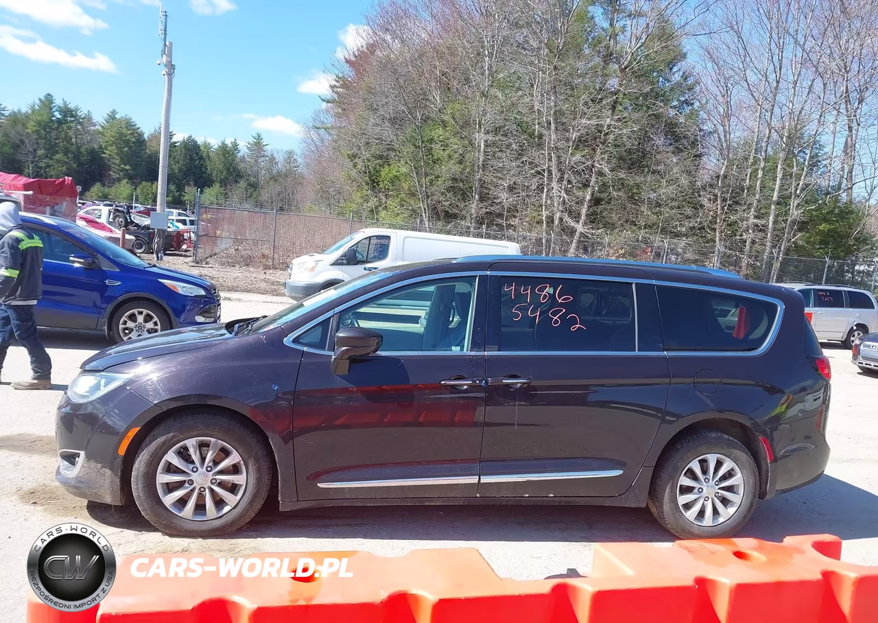 2019 Chrysler Pacifica Touring L VIN:2C4RC1BG9KR555245 - 13