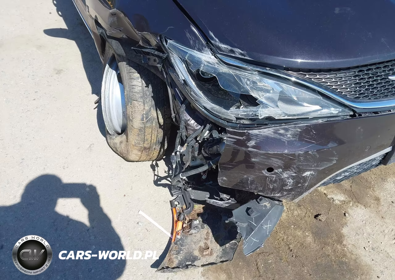 2019 Chrysler Pacifica Touring L VIN:2C4RC1BG9KR555245 - 18