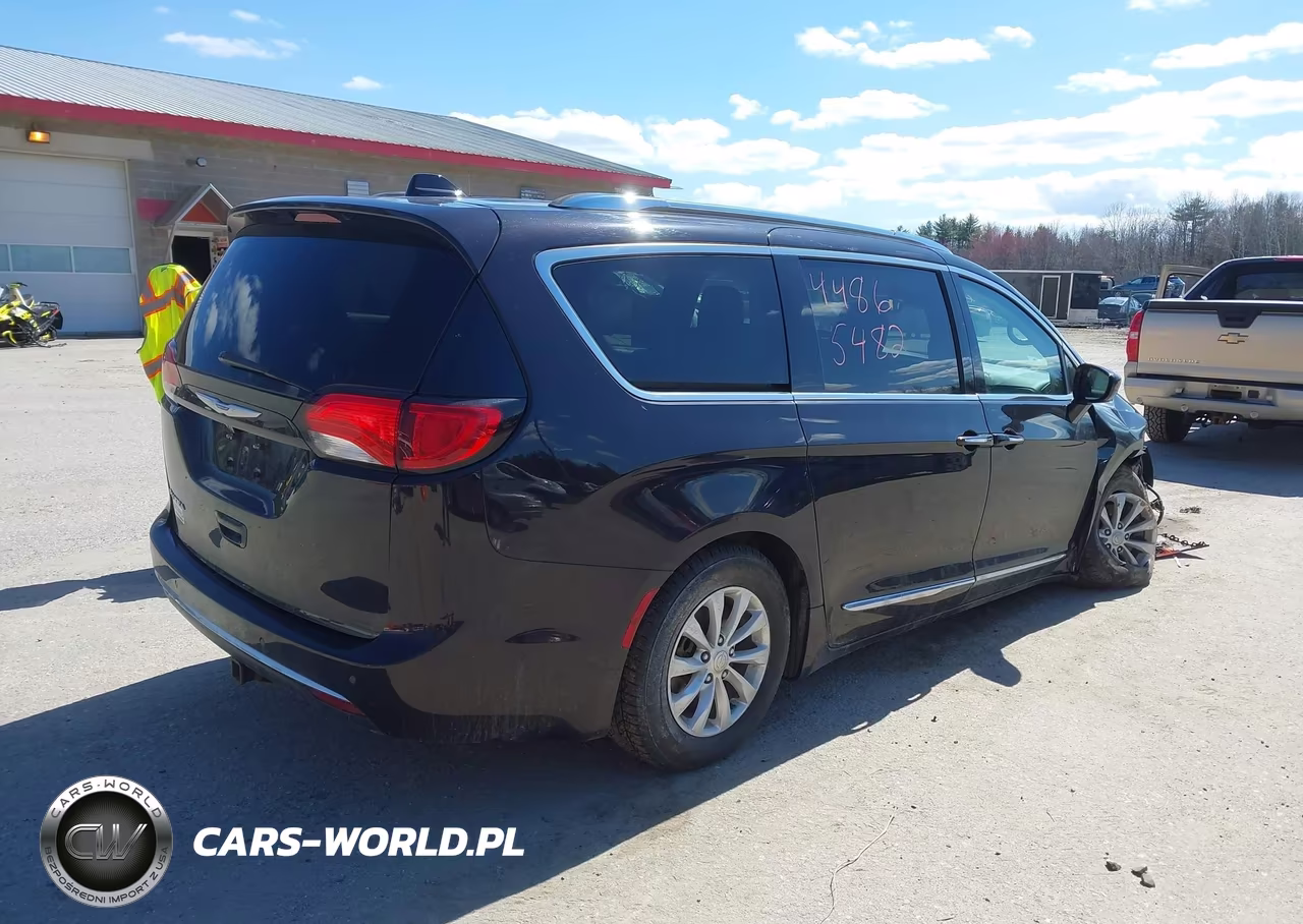 2019 Chrysler Pacifica Touring L VIN:2C4RC1BG9KR555245 - 4