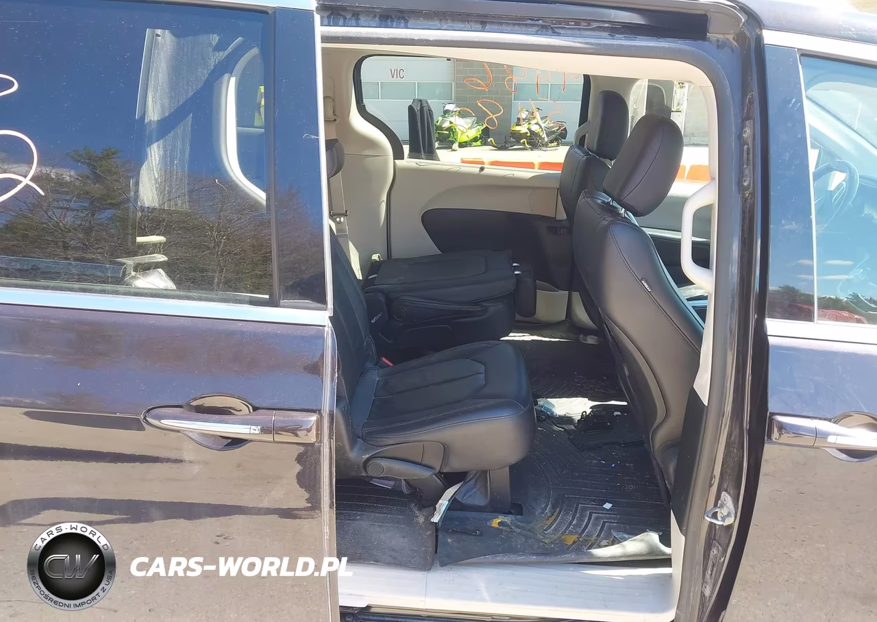 2019 Chrysler Pacifica Touring L VIN:2C4RC1BG9KR555245 - 8