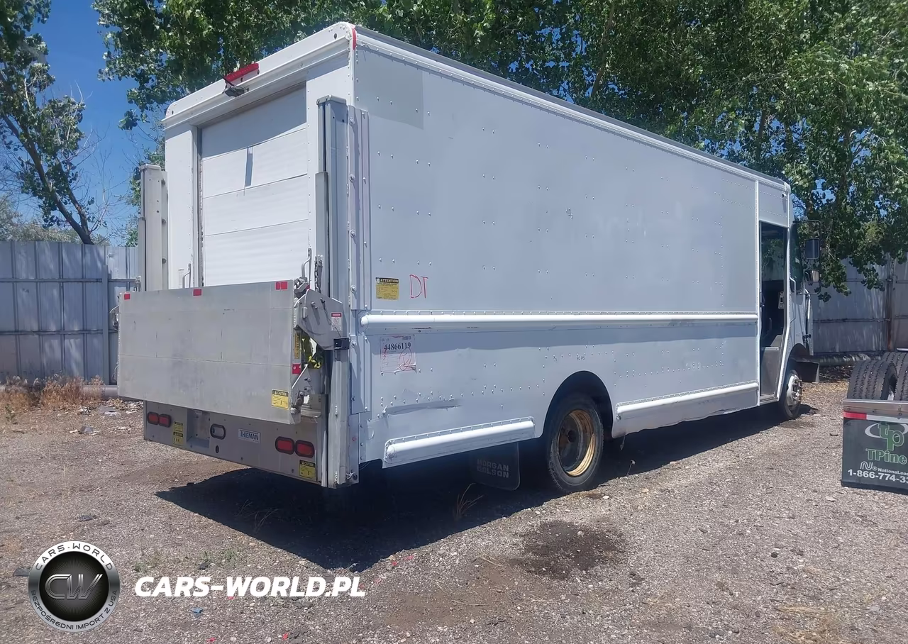 2010 Freightliner Chassis M Line Walk-In Van VIN:4UZAAPDU6ACAS1506 - 4