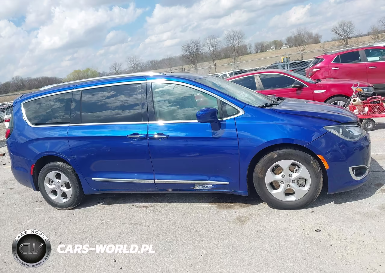 2019 Chrysler Pacifica Hybrid Touring L VIN:2C4RC1L74KR500085 - 13
