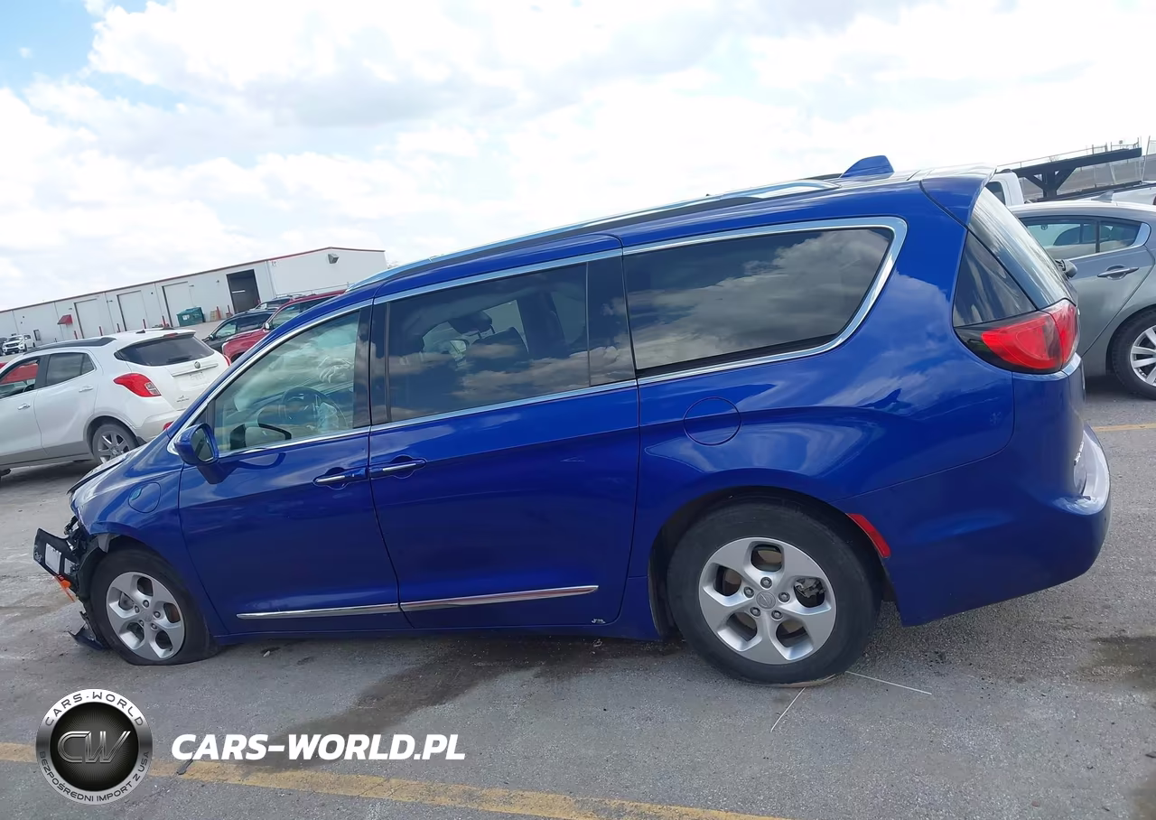 2019 Chrysler Pacifica Hybrid Touring L VIN:2C4RC1L74KR500085 - 14