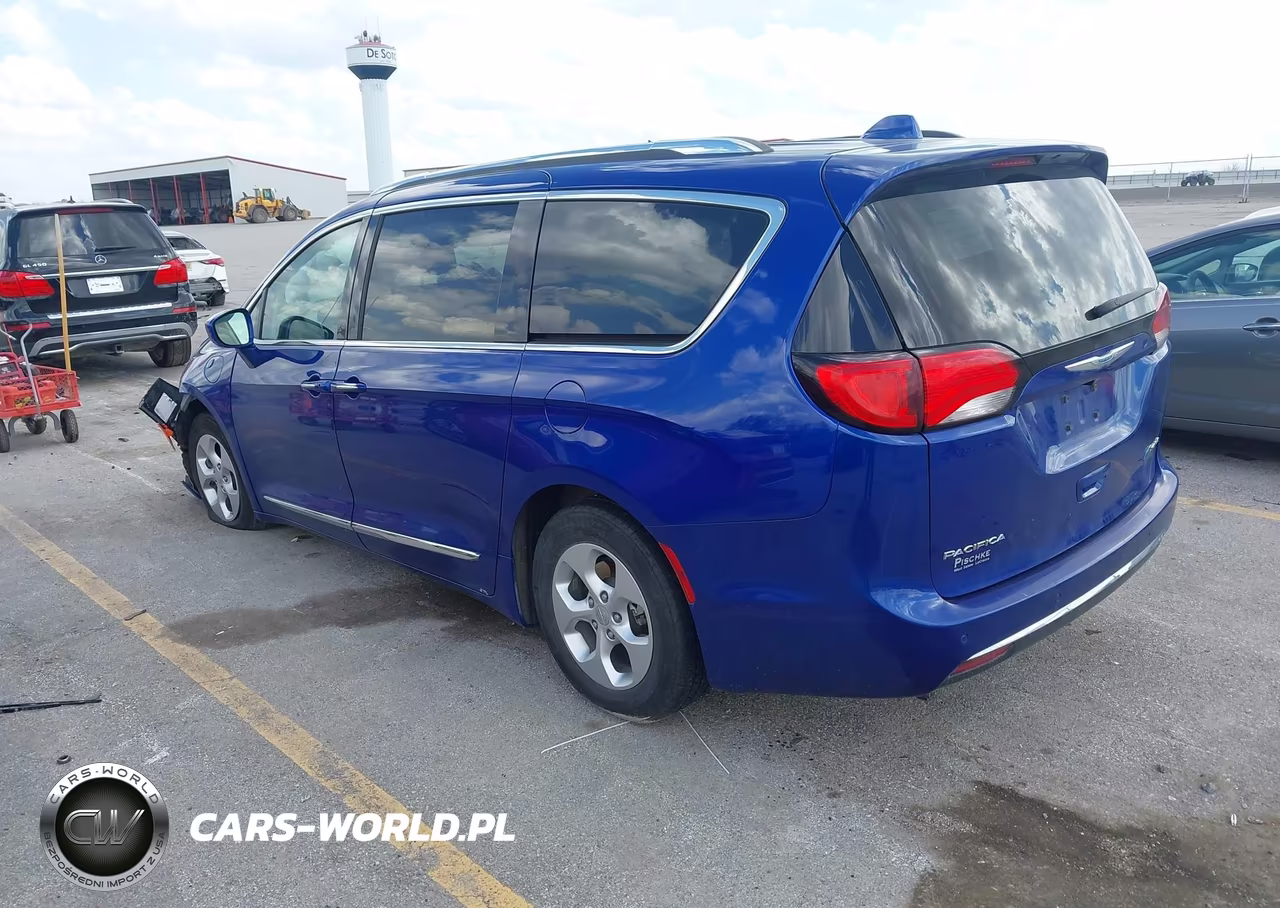 2019 Chrysler Pacifica Hybrid Touring L VIN:2C4RC1L74KR500085 - 3