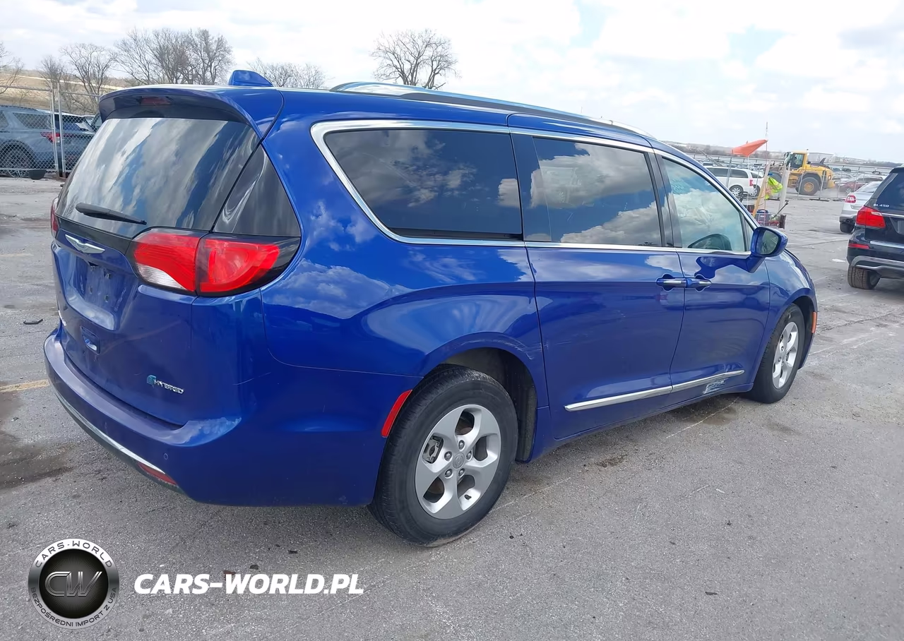 2019 Chrysler Pacifica Hybrid Touring L VIN:2C4RC1L74KR500085 - 4