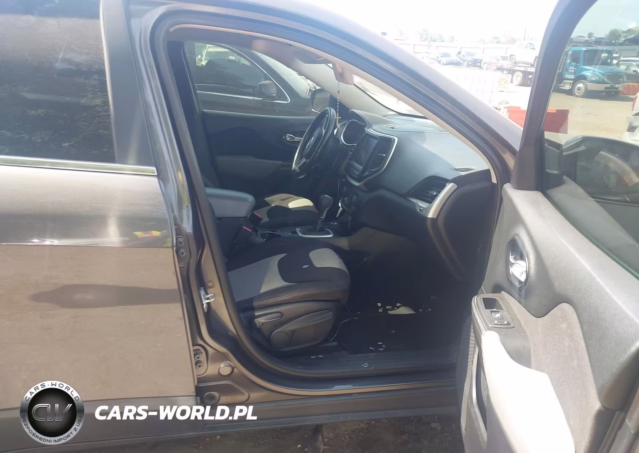 2014 Jeep Cherokee Latitude VIN:1C4PJMCS1EW221031 - 5