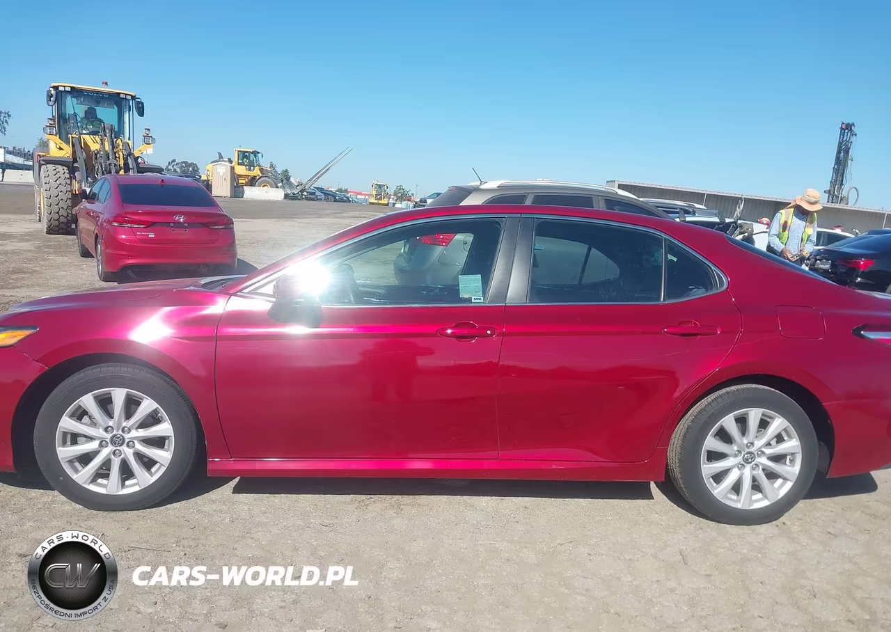 2018 Toyota Camry Le VIN:4T1B11HK0JU651622 - 14