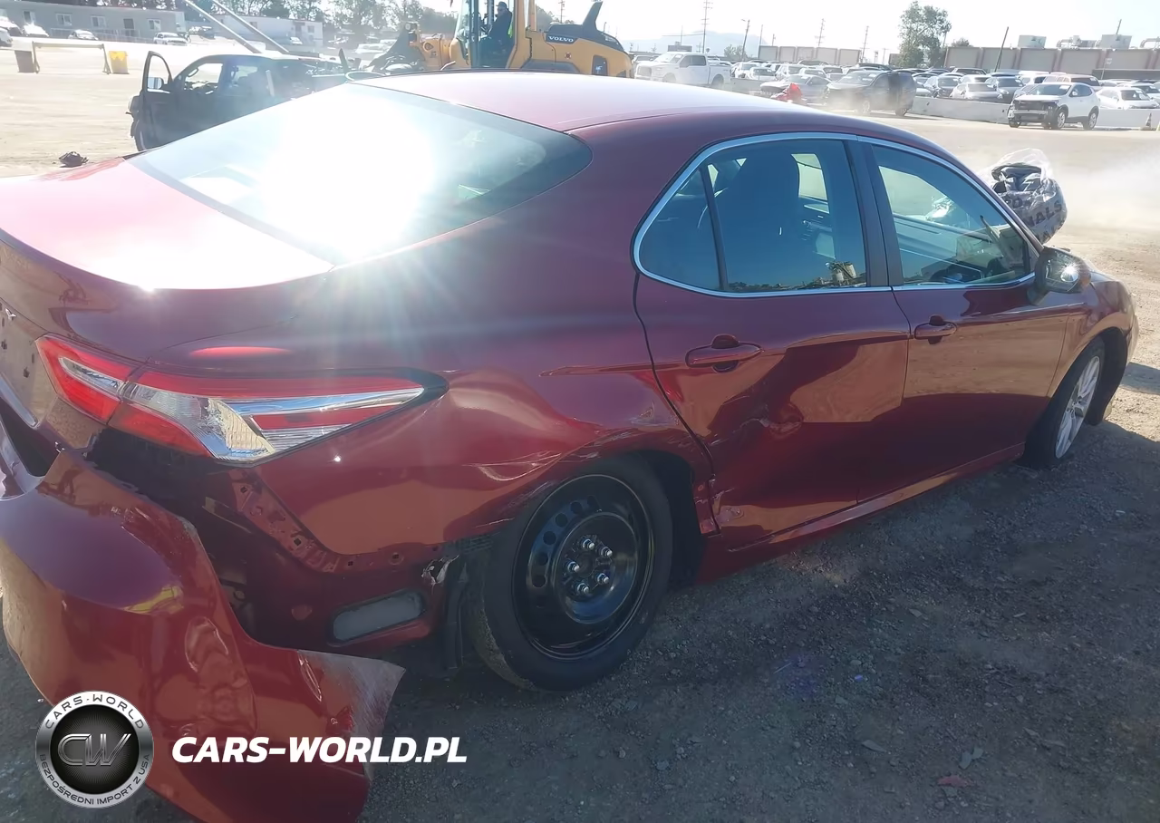 2018 Toyota Camry Le VIN:4T1B11HK0JU651622 - 4