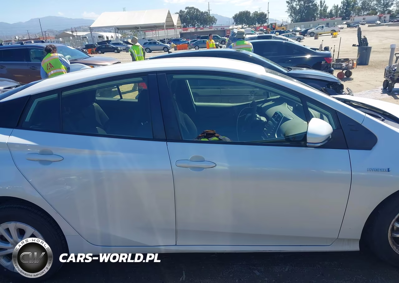 2021 Toyota Prius Le VIN:JTDKAMFU0M3139587 - 13