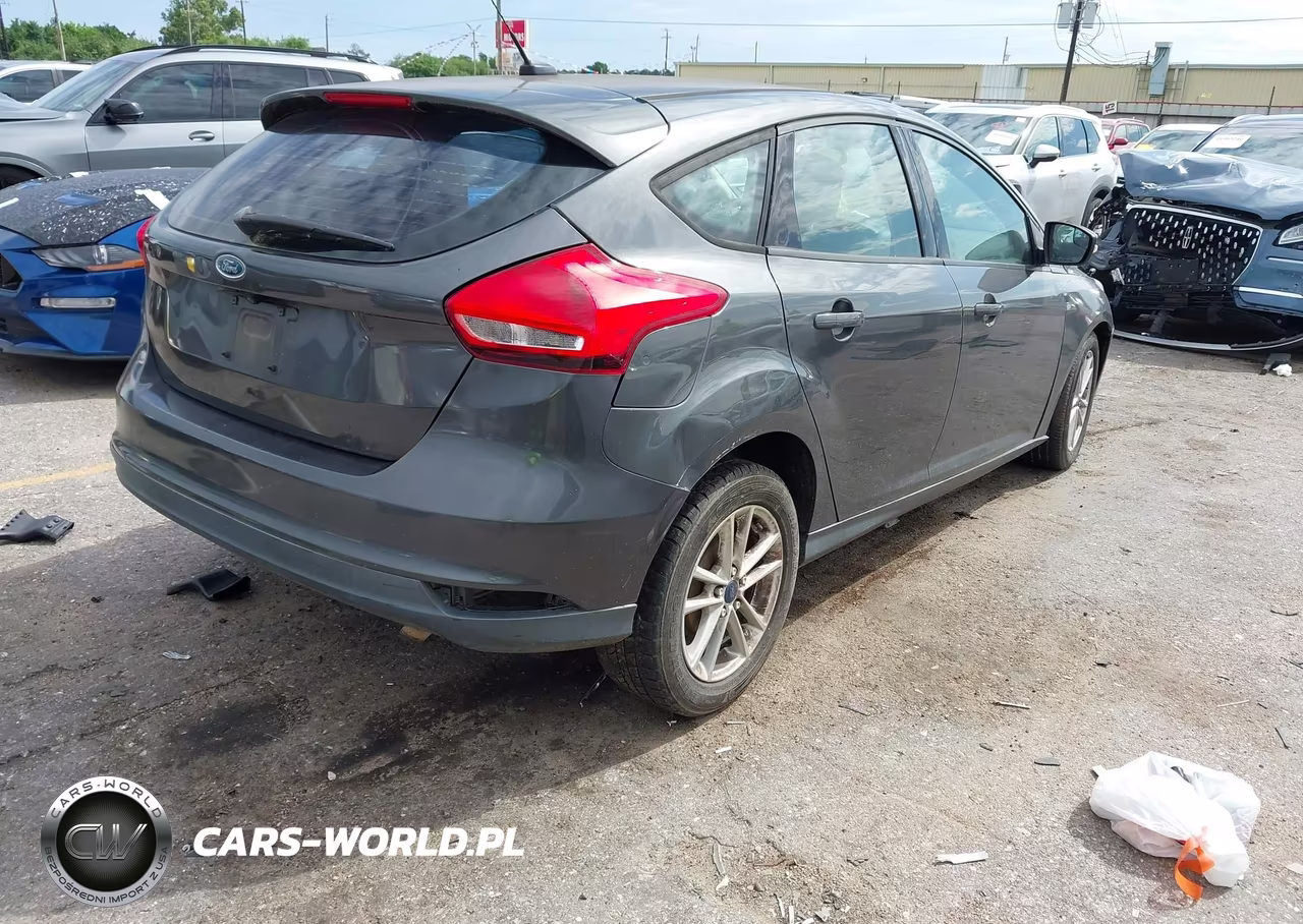 2017 Ford Focus Se VIN:1FADP3K29HL278103 - 4