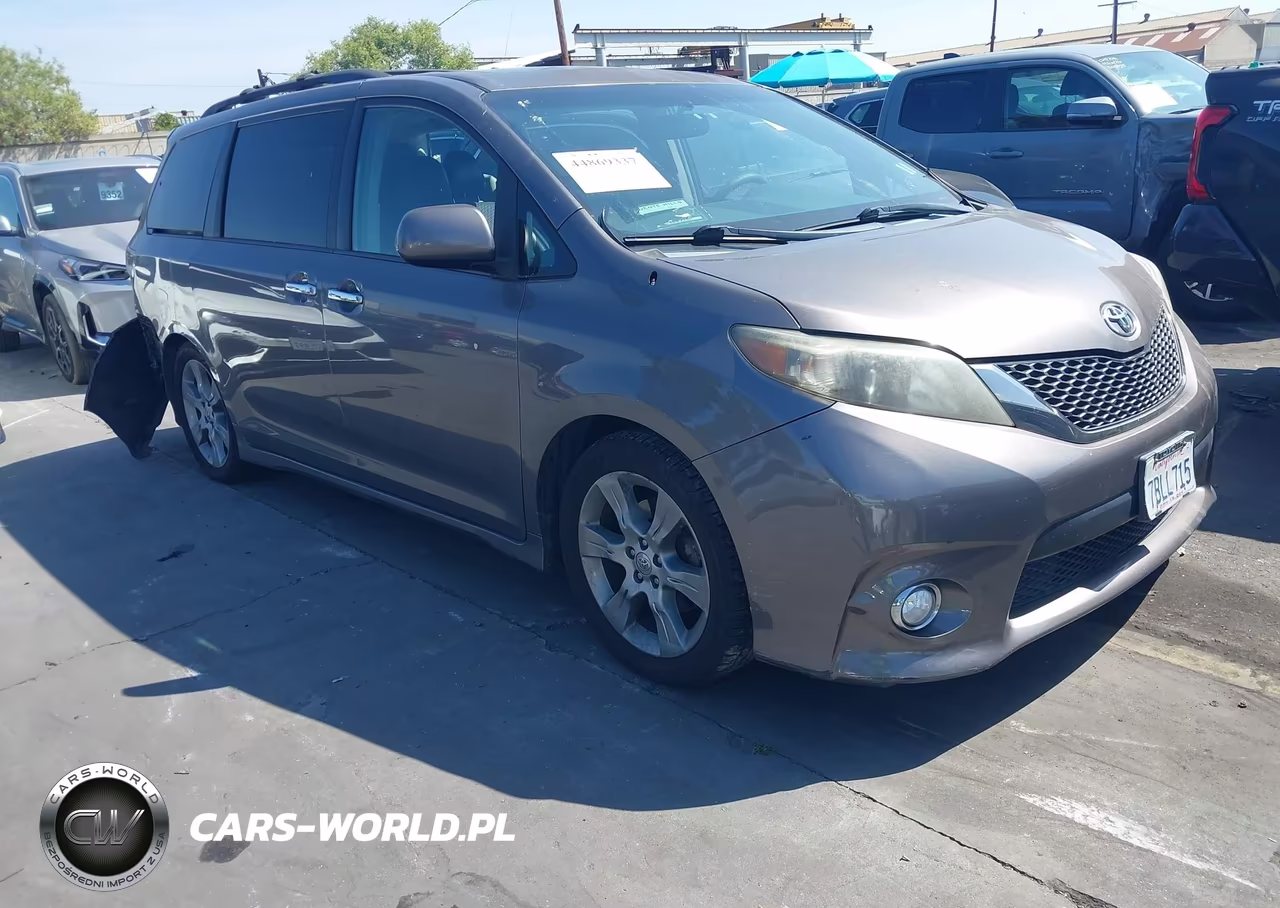 2013 Toyota Sienna Se 8 Passenger
