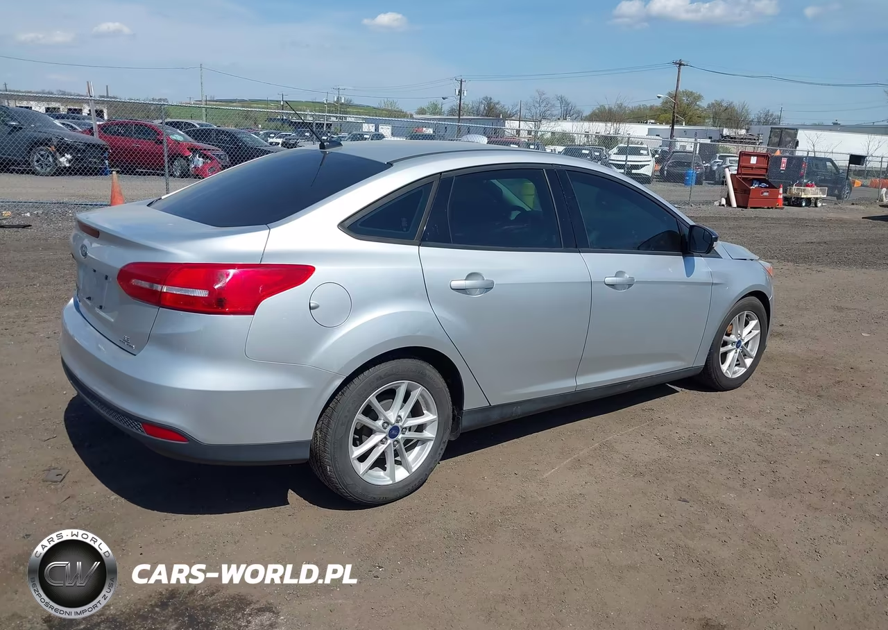 2015 Ford Focus Se VIN:1FADP3F20FL282631 - 4