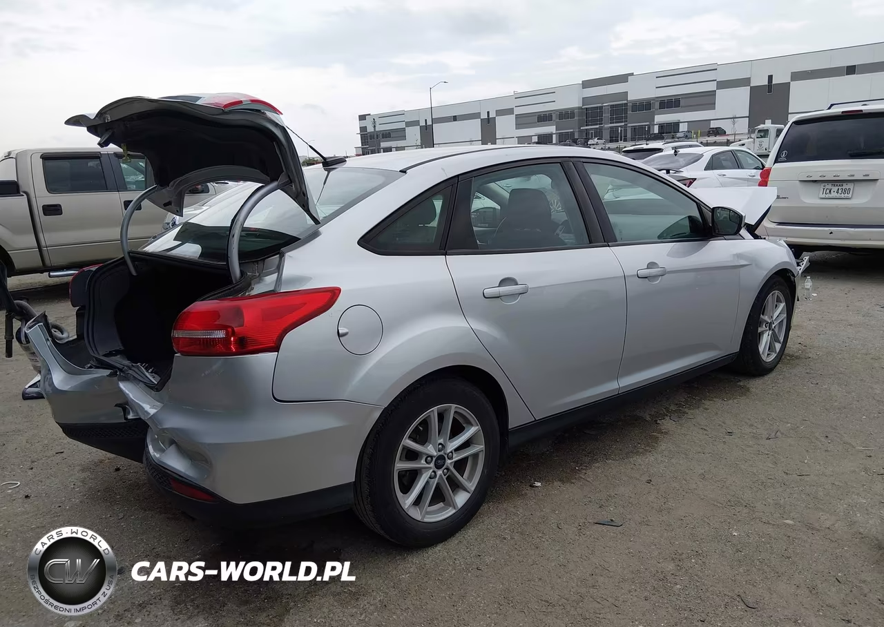 2018 Ford Focus Se VIN:1FADP3FE8JL222650 - 4