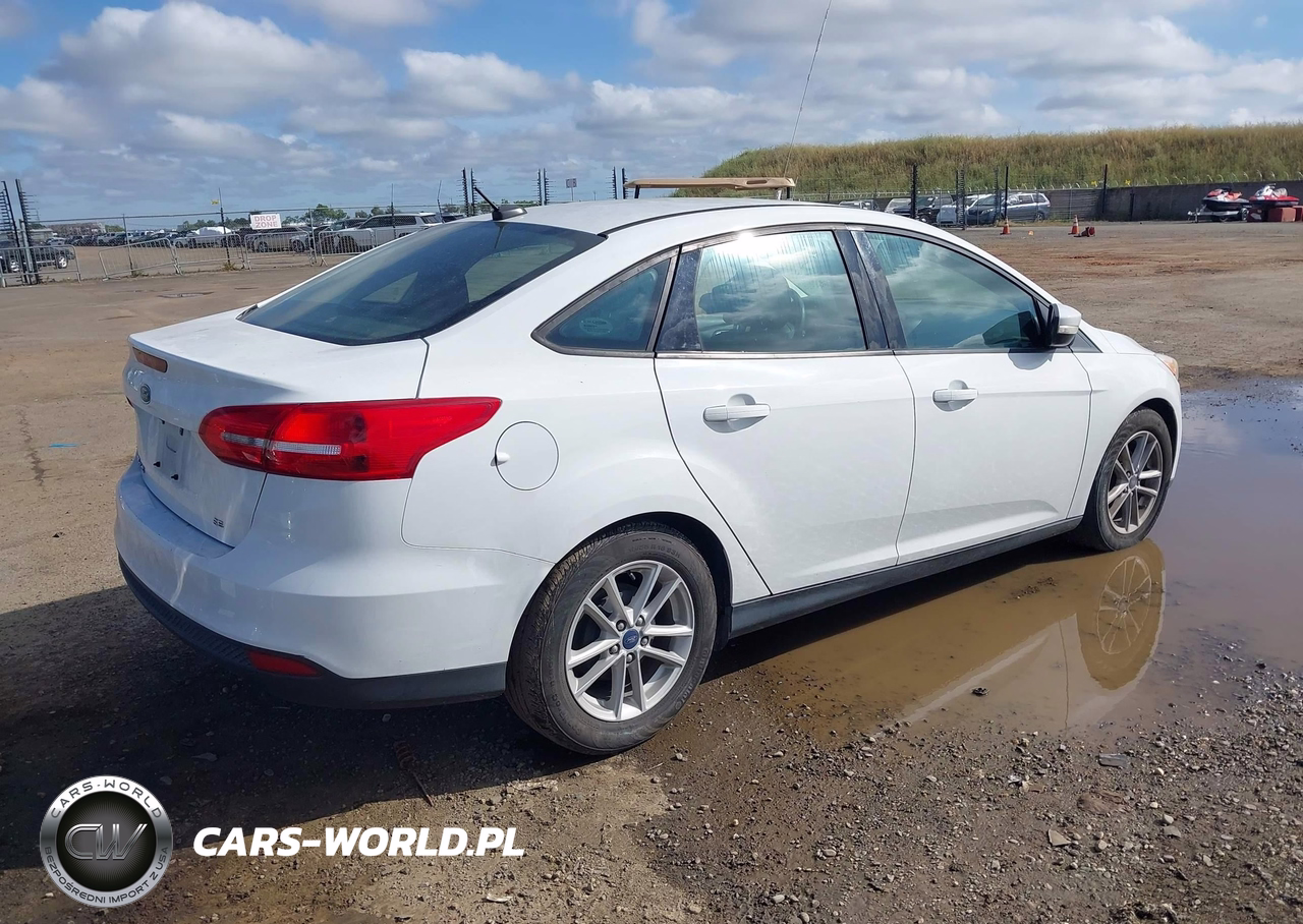 2017 Ford Focus Se VIN:1FADP3F27HL309312 - 4