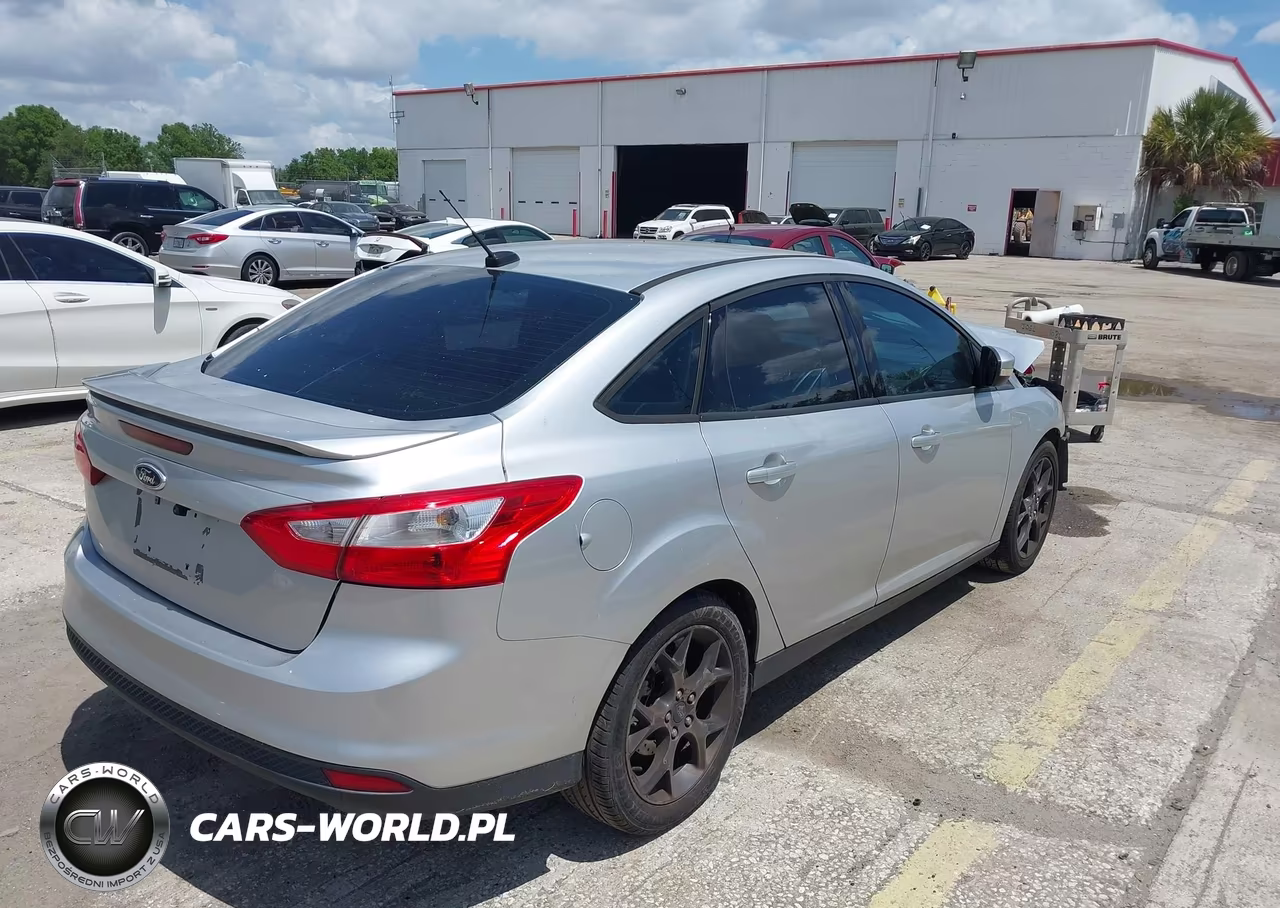 2014 Ford Focus Se VIN:1FADP3F25EL240633 - 4