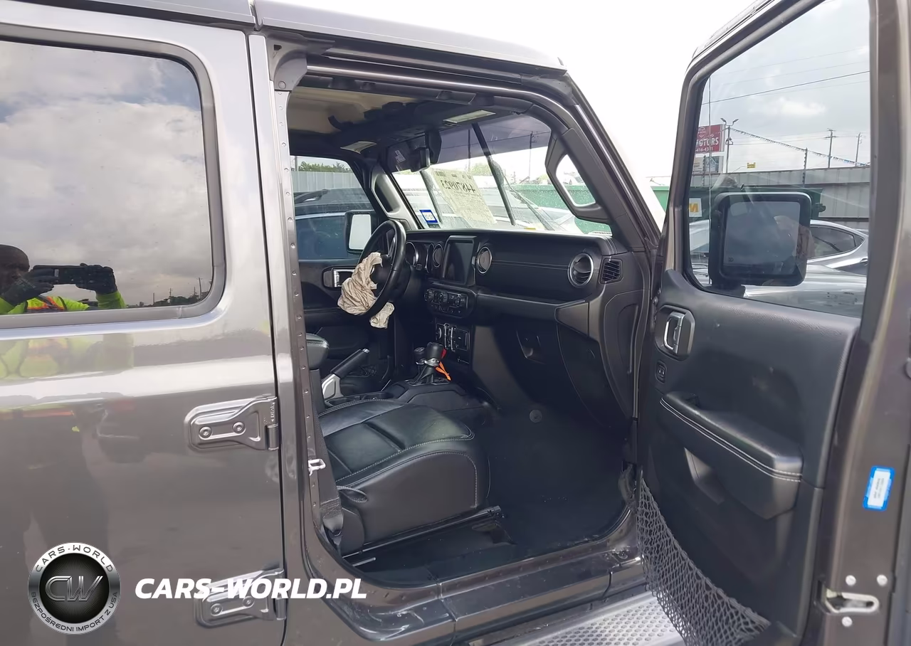 2018 Jeep Wrangler Unlimited Sahara 4X4 VIN:1C4HJXEGXJW125858 - 5