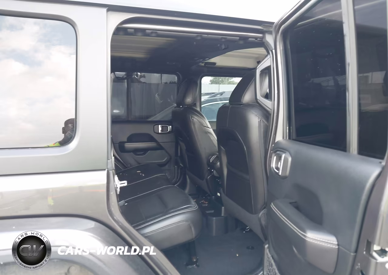 2018 Jeep Wrangler Unlimited Sahara 4X4 VIN:1C4HJXEGXJW125858 - 8
