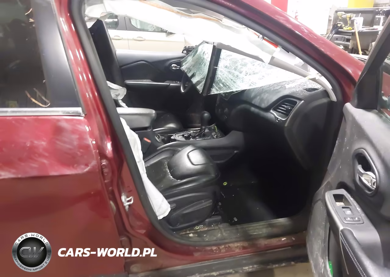2019 Jeep Cherokee Latitude Plus 4X4 VIN:1C4PJMLX0KD303237 - 5