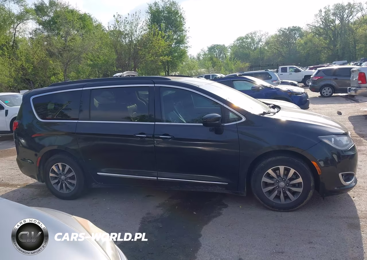 2017 Chrysler Pacifica Touring-L VIN:2C4RC1BG7HR745134 - 13