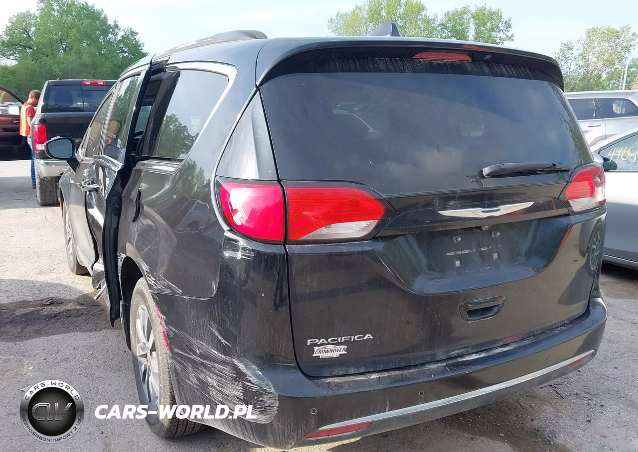 2017 Chrysler Pacifica Touring-L VIN:2C4RC1BG7HR745134 - 3