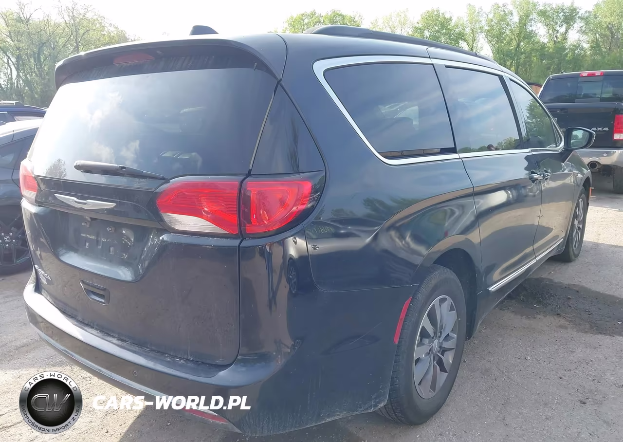 2017 Chrysler Pacifica Touring-L VIN:2C4RC1BG7HR745134 - 4