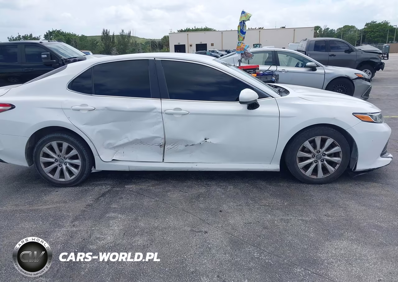 2020 Toyota Camry Le VIN:4T1C11AK9LU929077 - 13