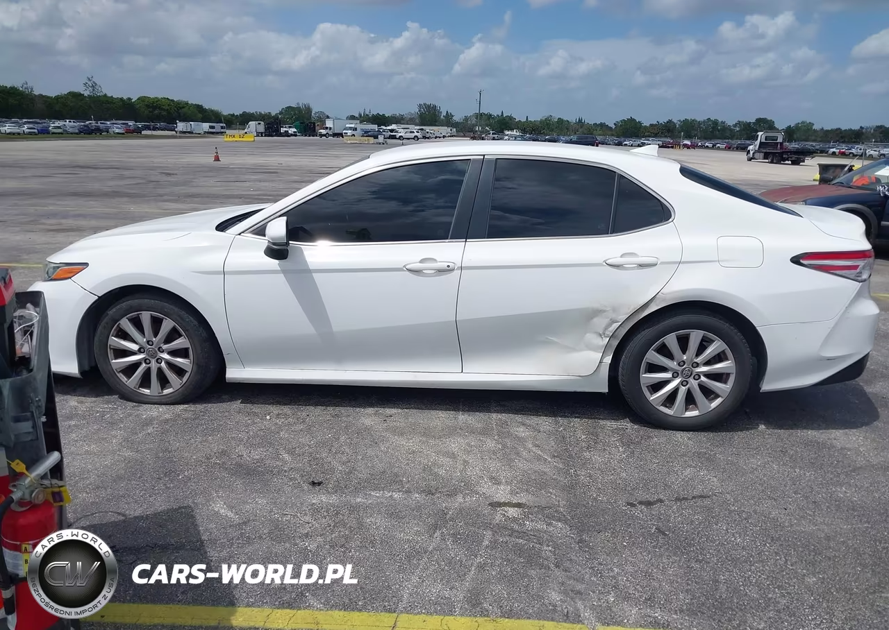 2020 Toyota Camry Le VIN:4T1C11AK9LU929077 - 14
