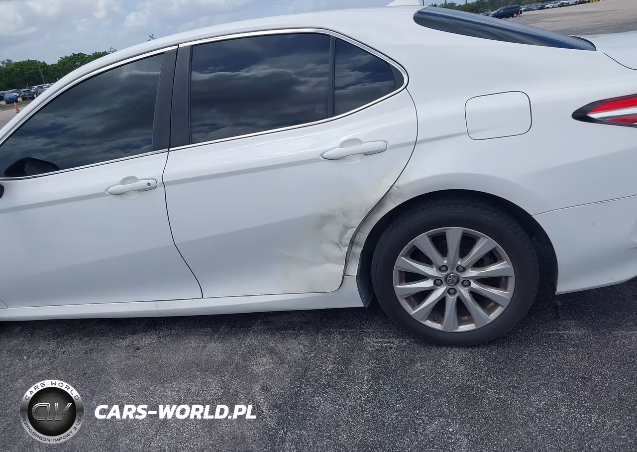 2020 Toyota Camry Le VIN:4T1C11AK9LU929077 - 17